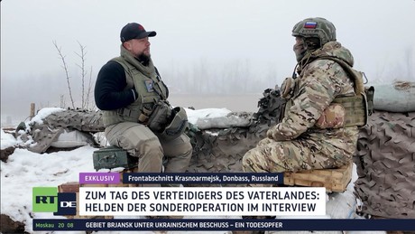 RT DE-Exklusiv: 20 Kilometer zu Fuß, Drohnen über uns – Alltag an der vordersten Linie