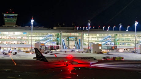 Auf Stuttgart 21 warten und nachts in Flugzeugen festsitzen – Ach, Deutschland, was ist nur los