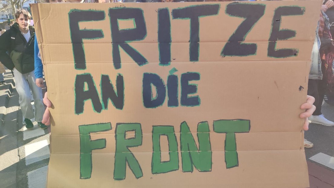 Schulstreiker: "Leben in Frieden kann nur gegen die Bundesregierung durchgesetzt werden!"