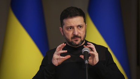 Hilfloser Helfer:  Selenskij will in Nahost bei der Drohnenabwehr unterstützen