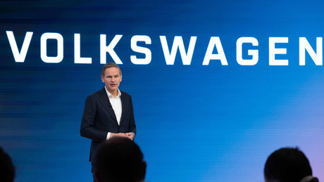 VW streicht bis 2030 rund 50.000 Jobs in Deutschland – Boni der Vorstände bleiben stabil