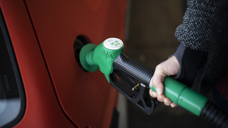 Frankreich: Behörden bringen Freigabe strategischer Treibstoffreserven ins Spiel   