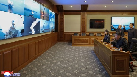 Spektakuläre Schau für Kim und seine Tochter: DVRK-Zerstörer feuert im Testmodus Raketen ab