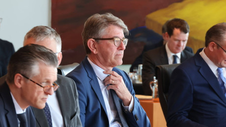 Wolfram Weimer flüchtet vor Preisverleihung