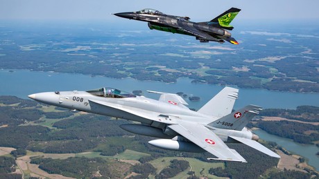 Zwei Überflüge abgelehnt: Schweiz wahrt Neutralität im Iran-Krieg. US-Militär muss Umwege fliegen