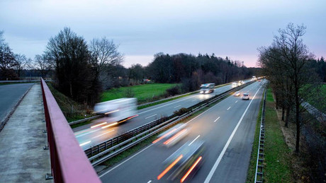 Dieselpreis kratzt in Deutschland am Allzeithoch – IEA regt Tempolimits und Fahrverbote an