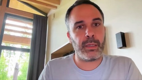 Berlin: EU-sanktioniertem Journalist Doğru droht nach Gerichtsurteil die Obdachlosigkeit