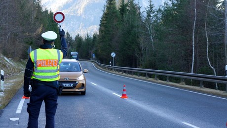 Wahnsinns-Ticker: "Hitler-Feuerzeug" sorgt bei Einreise eines Italieners für Strafanzeige