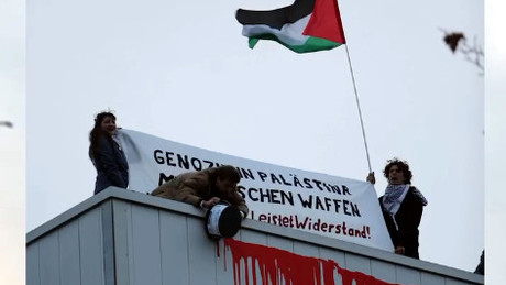 Blutroter Protest gegen Rheinmetall