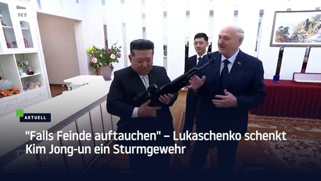 "Falls Feinde auftauchen" – Lukaschenko schenkt Kim Jong-un ein Sturmgewehr