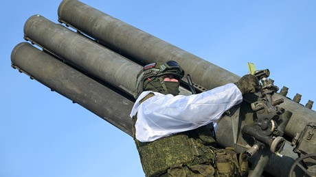 Liveticker Ukraine-Krieg: Artillerie greift Stellungen ukrainischer Armee massiv an