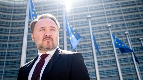 EU warnt vor "sehr ernster Lage": Europäer sollen weniger fahren, reisen und von zu Hause arbeiten