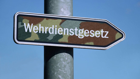 Neues Wehrpflichtgesetz: Alle Männer unter 45 brauchen Genehmigung für längeren Auslandsaufenthalt