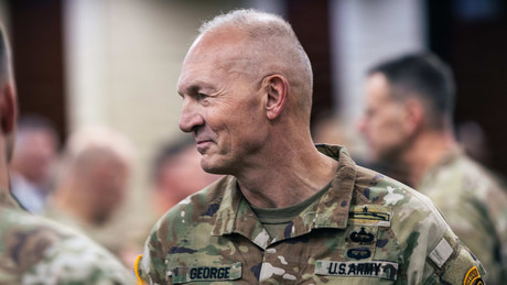 Warum feuerte Hegseth mitten im Krieg Top-Generäle?