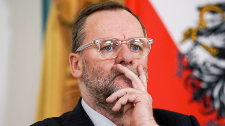 FPÖ fordert Klarheit: Offene Fragen zur Nutzung von Schellhorns Dienstwagen