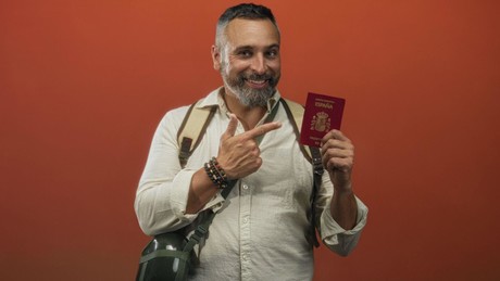 Spanischer Pass in zwei Jahren: Sonderregelung für Migranten. Bevölkerung steigt auf 49 Millionen