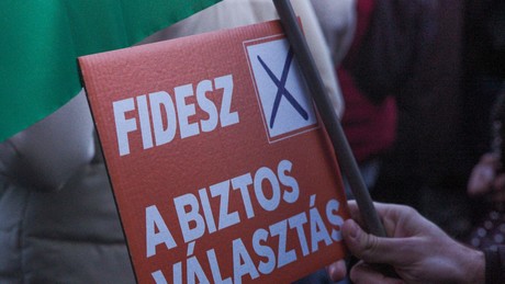 Umfragen sehen mögliche Zwei-Drittel-Mehrheit für Tisza in Ungarn