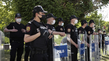 Türkei: Lehrer streiken nach Schulmassaker – Schubserei mit Polizei auf Weg zu Bildungsministerium