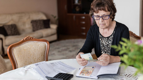 Wachsende Unsicherheit – Deutsche verschieben Anschaffungen und Lebensentscheidungen