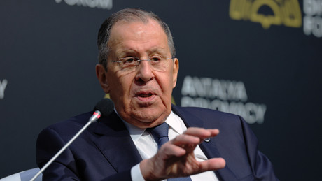 Liveticker Ukraine-Krieg: Lawrow erinnert an Selenskijs Aufruf, Russischsprachige in Ruhe zu lassen