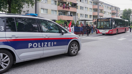 Salzburg: Bus prallt in Supermarkt – ein Toter, zahlreiche Verletzte
