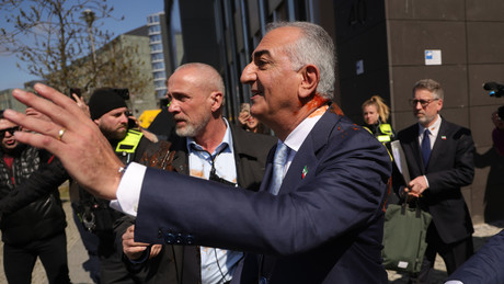 Farbattacke auf Reza Pahlavi in Berlin