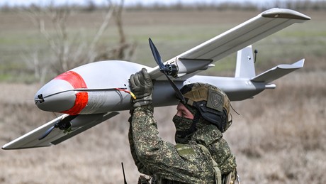 Liveticker Ukraine-Krieg: Russlands Armee greift ukrainische Lager für Langstrecken-Drohnen an