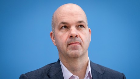 Dieselpreis drei Euro? Fratzscher will Autofrei-Sonntage und Goldreserven nutzen