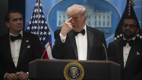 Pädophiler, Vergewaltiger und Verräter: Was schrieb der Trump-Dinner-Schütze wirklich? (VIDEO)