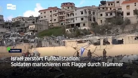 Israel zerstört Fußballstadion: Soldaten marschieren mit Flagge durch Trümmer