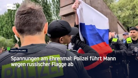 Spannungen am Ehrenmal: Polizei führt Mann wegen russischer Flagge ab