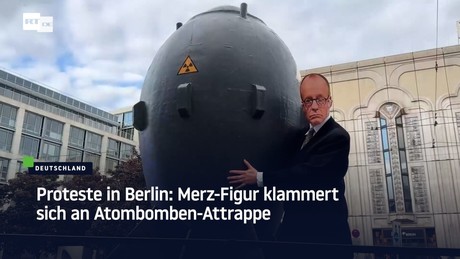 Proteste in Berlin: Merz-Figur klammert sich an Atombomben-Attrappe