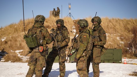 "Wir hassen die NATO" ‒ Bundeswehroffiziere von NATO-Gegnern attackiert
