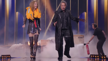 Schwaches Englisch und peinliche Gags - Fans zerreißen ORF-Moderatoren beim ESC in Wien