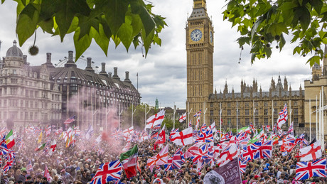 Zehntausende protestieren in London gegen Migration