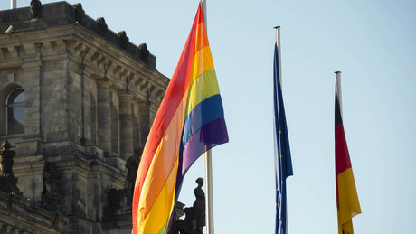 Alle Jahre wieder: Regenbogenflagge weht auf dem Reichstag