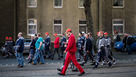 Mit Neid-Debatten zur Zwangsarbeit und 73-Stundenwoche