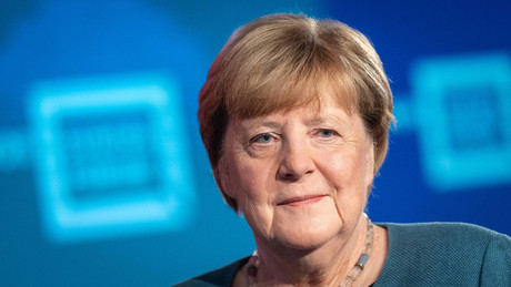 Merkel geehrt: EU-Verdienstorden und Vorwürfe der "Kremlnähe"