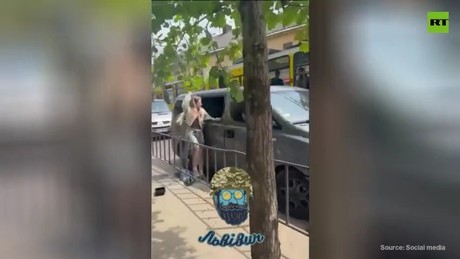 Widerstand wächst: Ukrainer in Lwow wehren sich gegen Zwangsrekrutierer (VIDEOS)