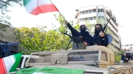 Merkel und Frauen in Iran: Ohne Kopftuch oder mit AK 47?