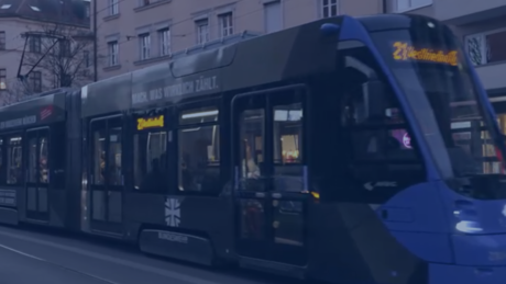 Gericht: Trambahnführer müssen mit Bundeswehrwerbung fahren