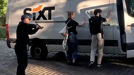 Mit gezückten Waffen: Polizei stoppt Transporter vor Rheinmetall-Werk in Berlin
