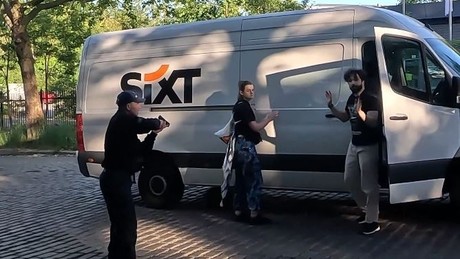 Protest gegen Rheinmetall-Fabrik: Berliner Polizei geht mit gezückten Waffen auf Aktivisten los