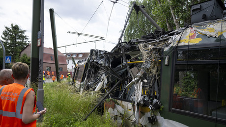 "Massenanfall von Verletzten": Tram in Berlin entgleist und aufgerissen