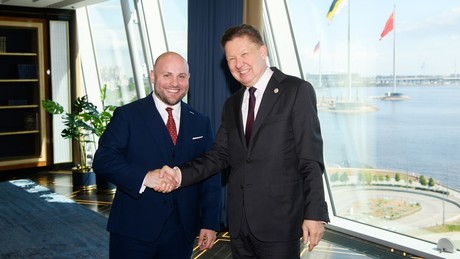 Besprechung der europäischen Energielage: Frohnmaier trifft Gazprom-Chef bei SPIEF 2026