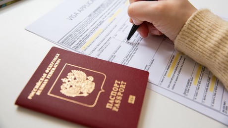 Vor Urlaubssaison: Elf europäische Länder fordern härtere Visa-Regeln für Russen