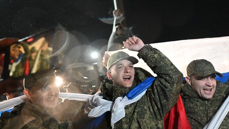 Liveticker Ukraine-Krieg: Gefangenenaustausch: 185 russische Soldaten kehren heim