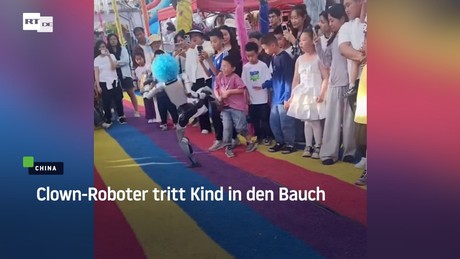 Clown-Roboter tritt Kind in den Bauch