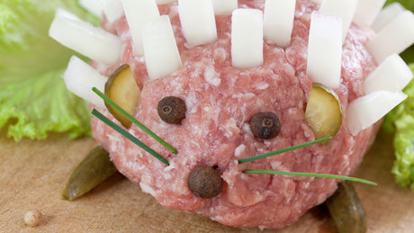 Aktivisten servieren AfD veganen Mettigel in Hakenkreuzform