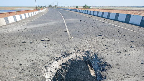 Liveticker Ukraine-Krieg: Kiew greift Brücke zwischen Krim und Cherson an